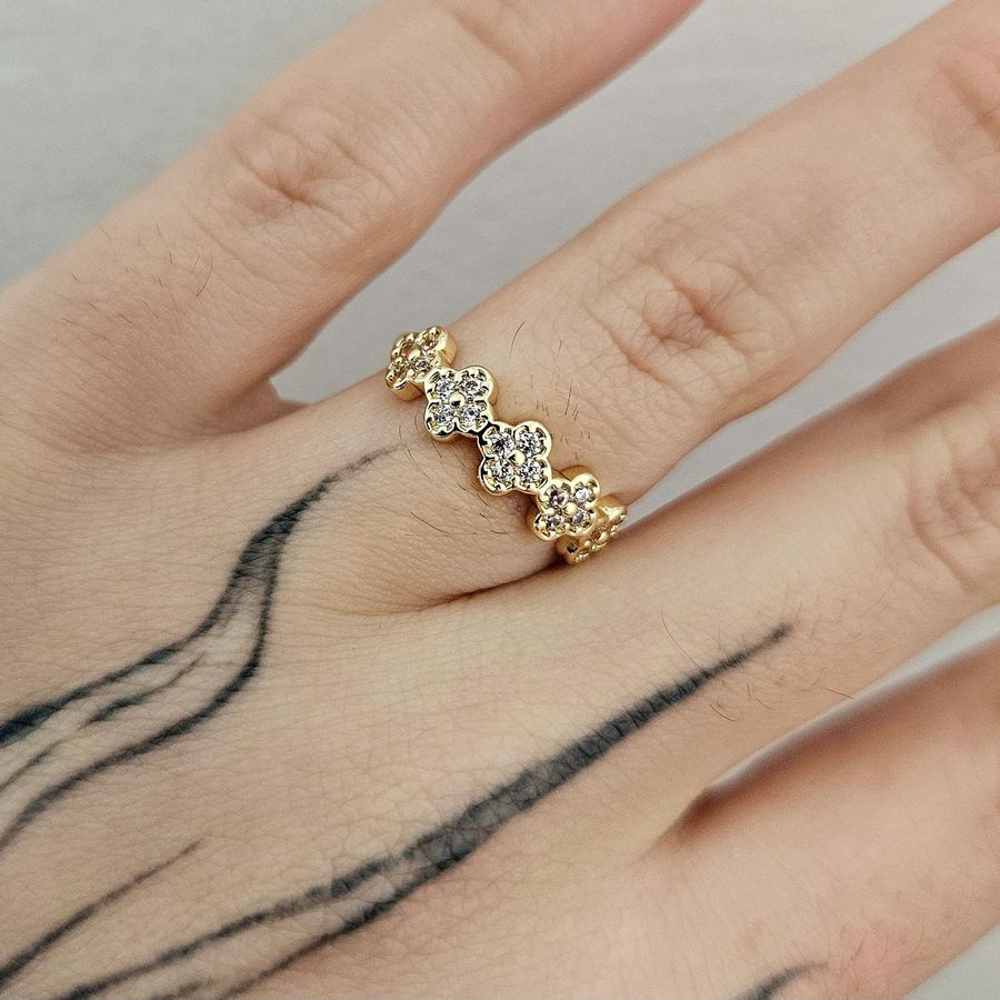 Anel Cravejado Em Zircônia Dourado Trevo 