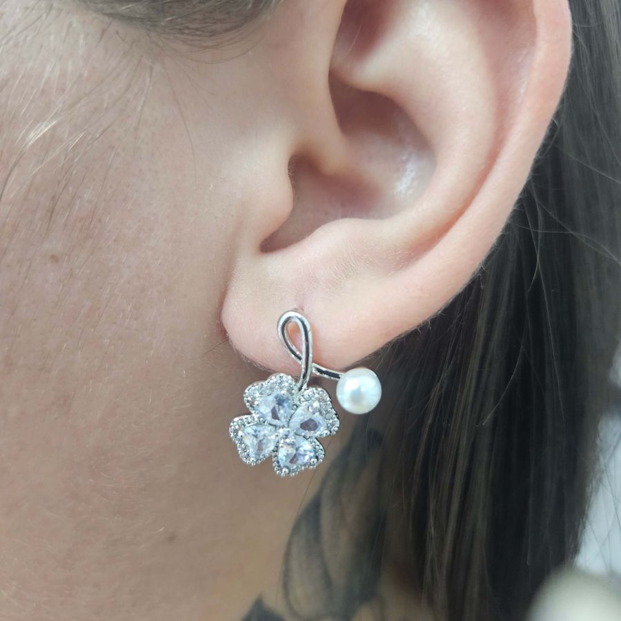 Brinco Com Zircônia Trevo Prata 