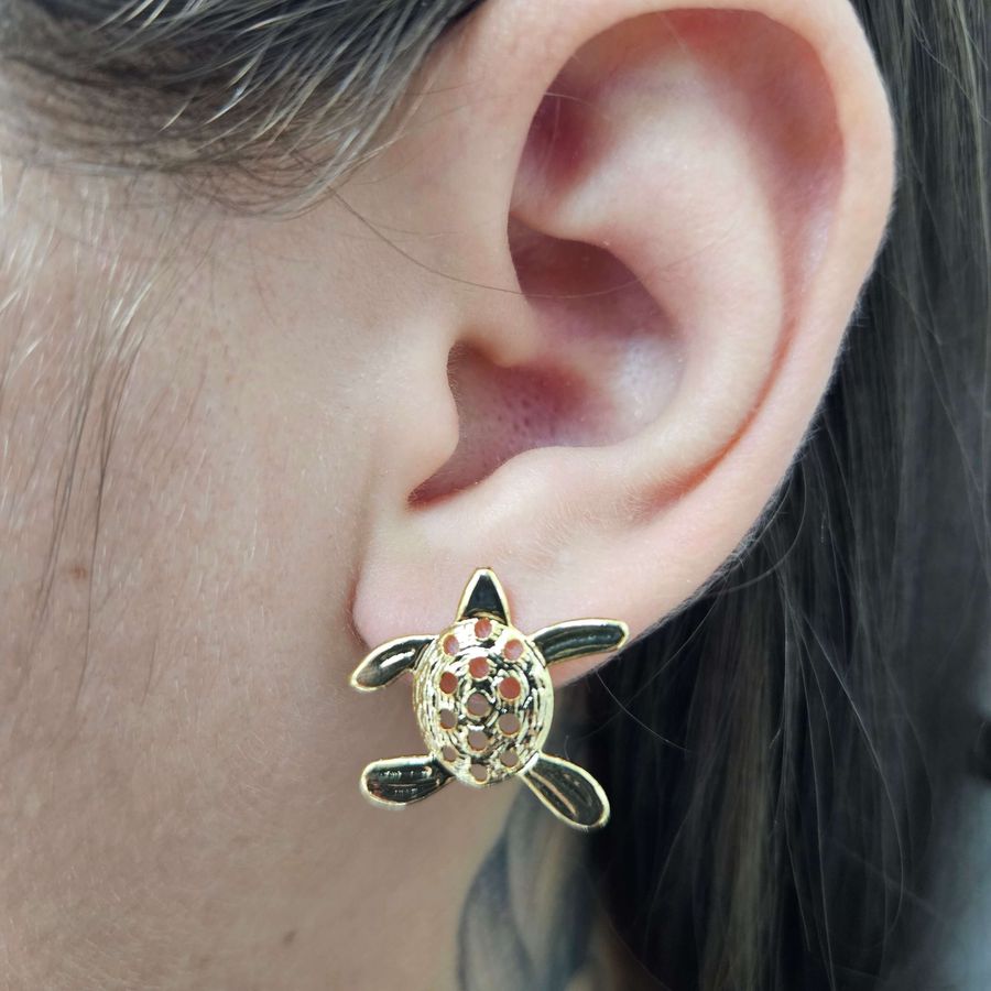 Brinco Folheado a Ouro 18K Tartaruga 