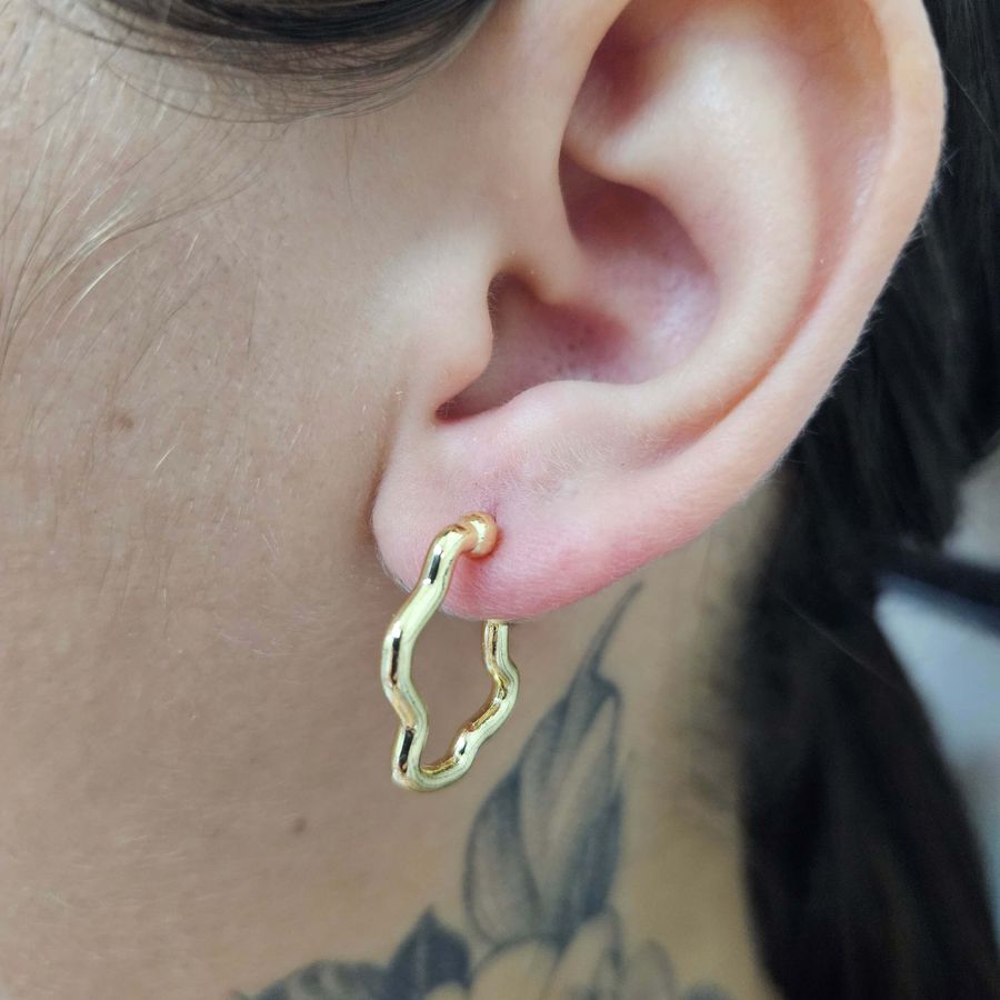 Mini Argola Folheada a Ouro 18K Ondulada 