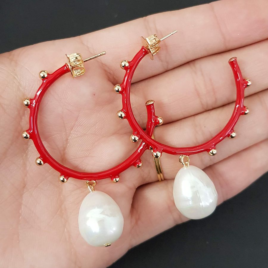 Argola Folheada Esmaltada Pérola Dourada Vermelho 