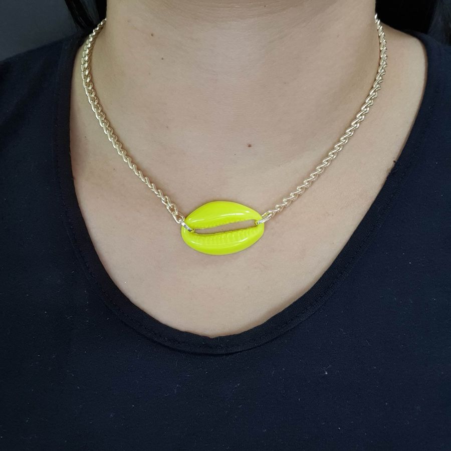 Colar Dourado Búzios Amarelo Neon 