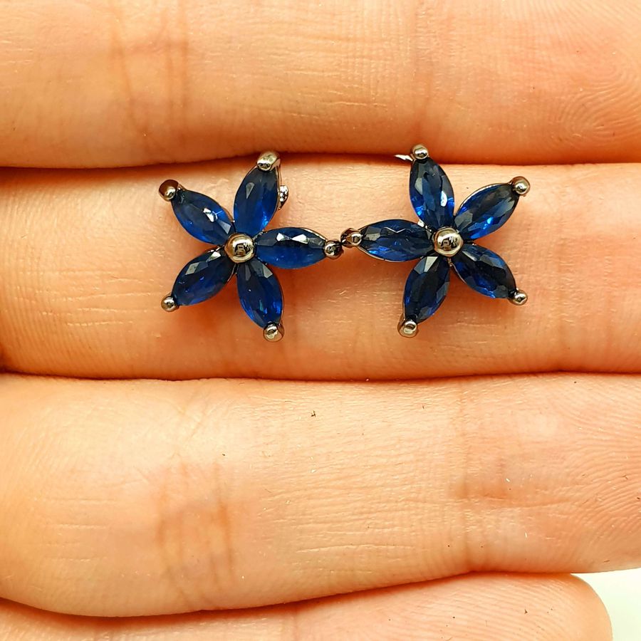Brinco Semi Joia Ródio Negro Flor Azul Marinho 