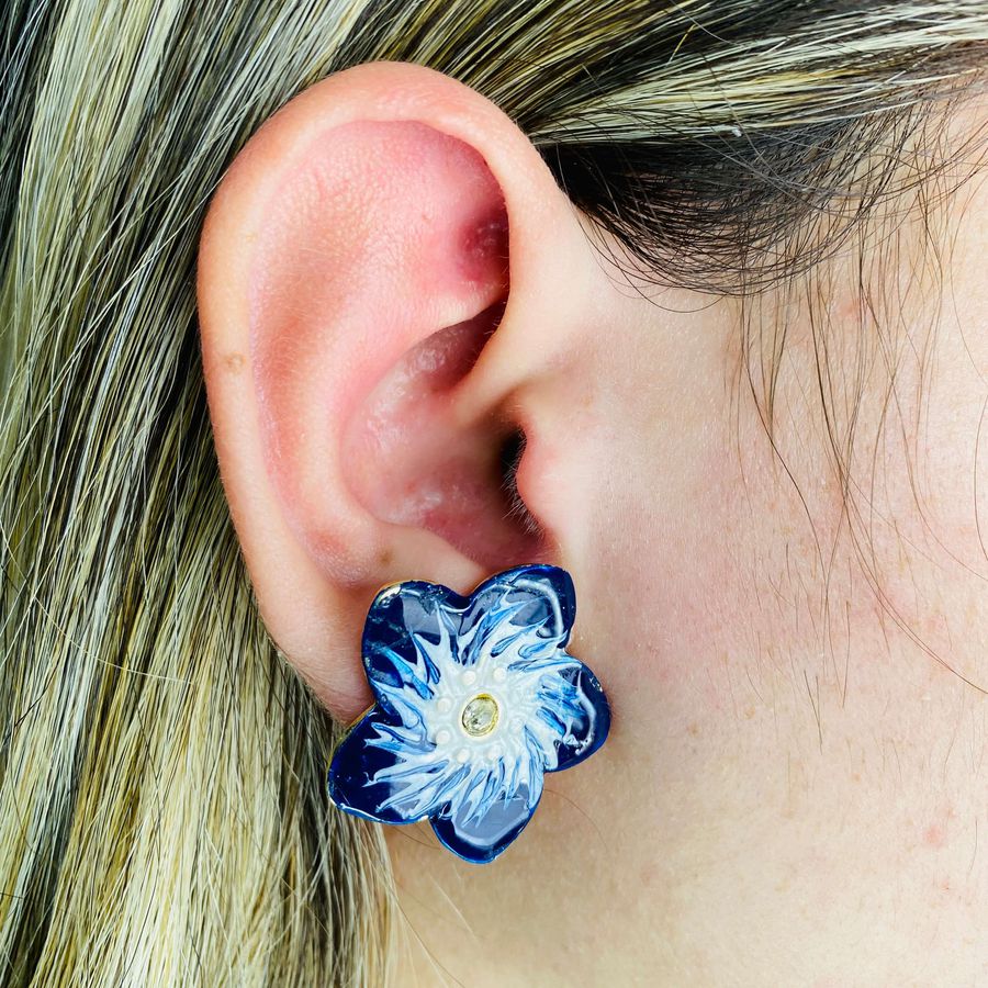 Brinco Folheado a Ouro 18K Flor Esmaltada Azul 