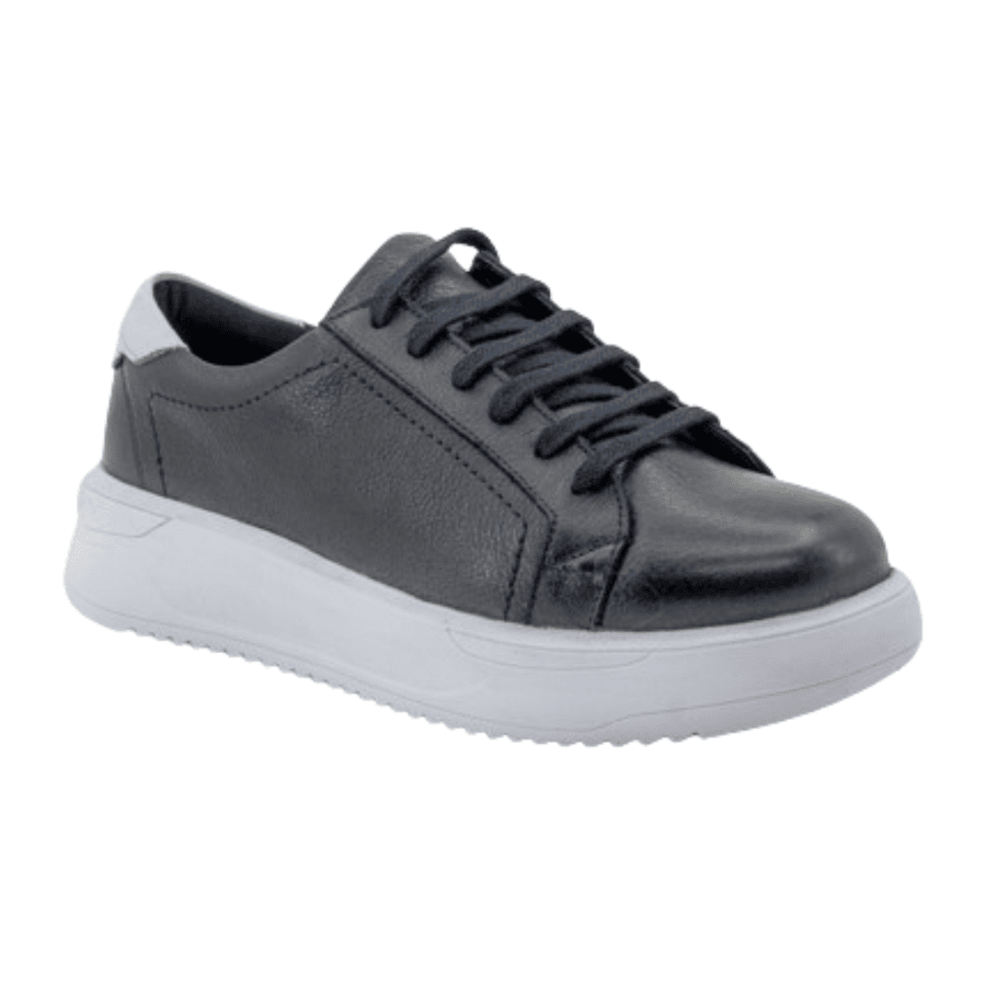 Tenis preto com online detalhe branco