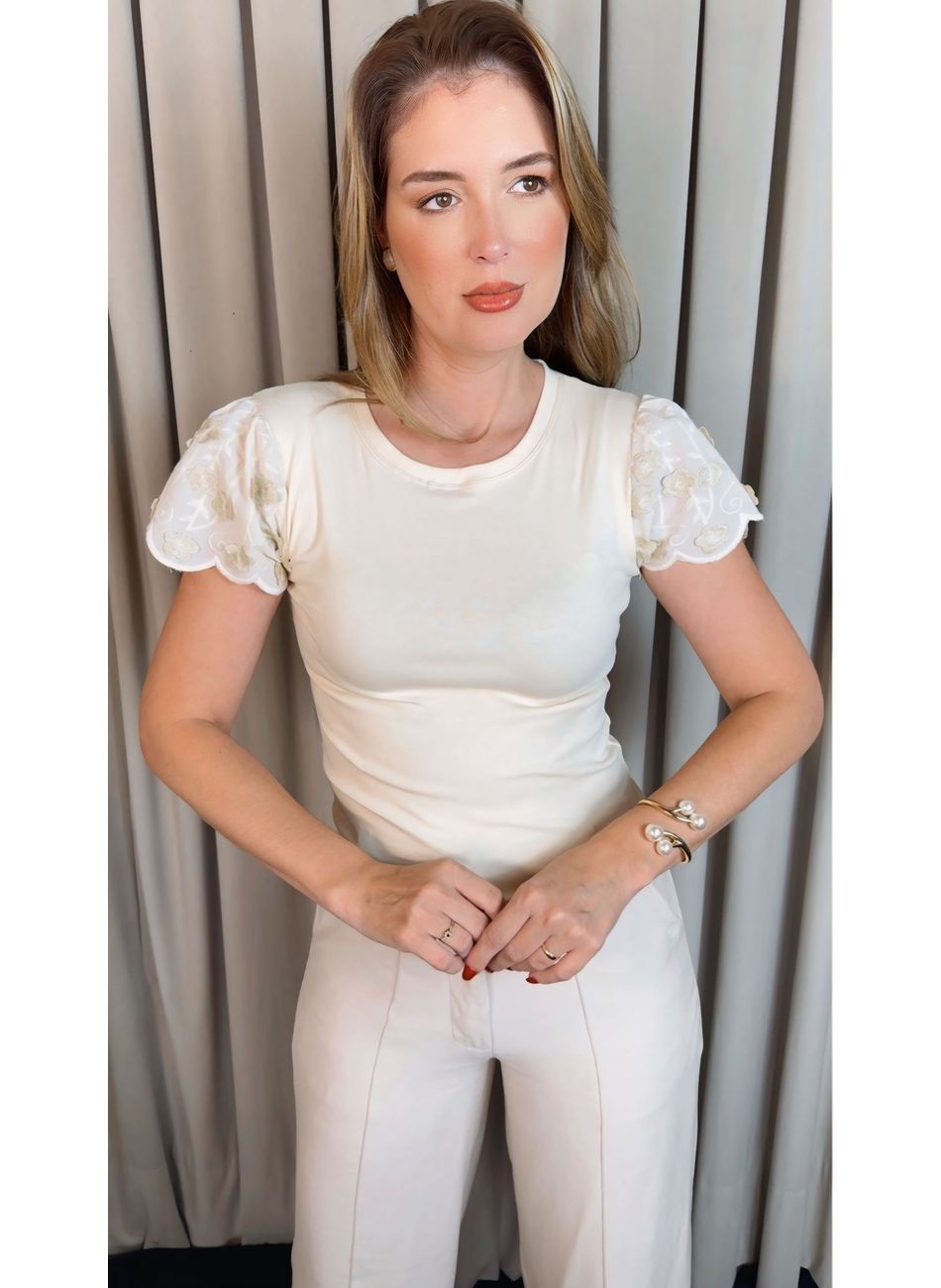 T-shirt Feminina Delicada Bordada -... - D'Menina