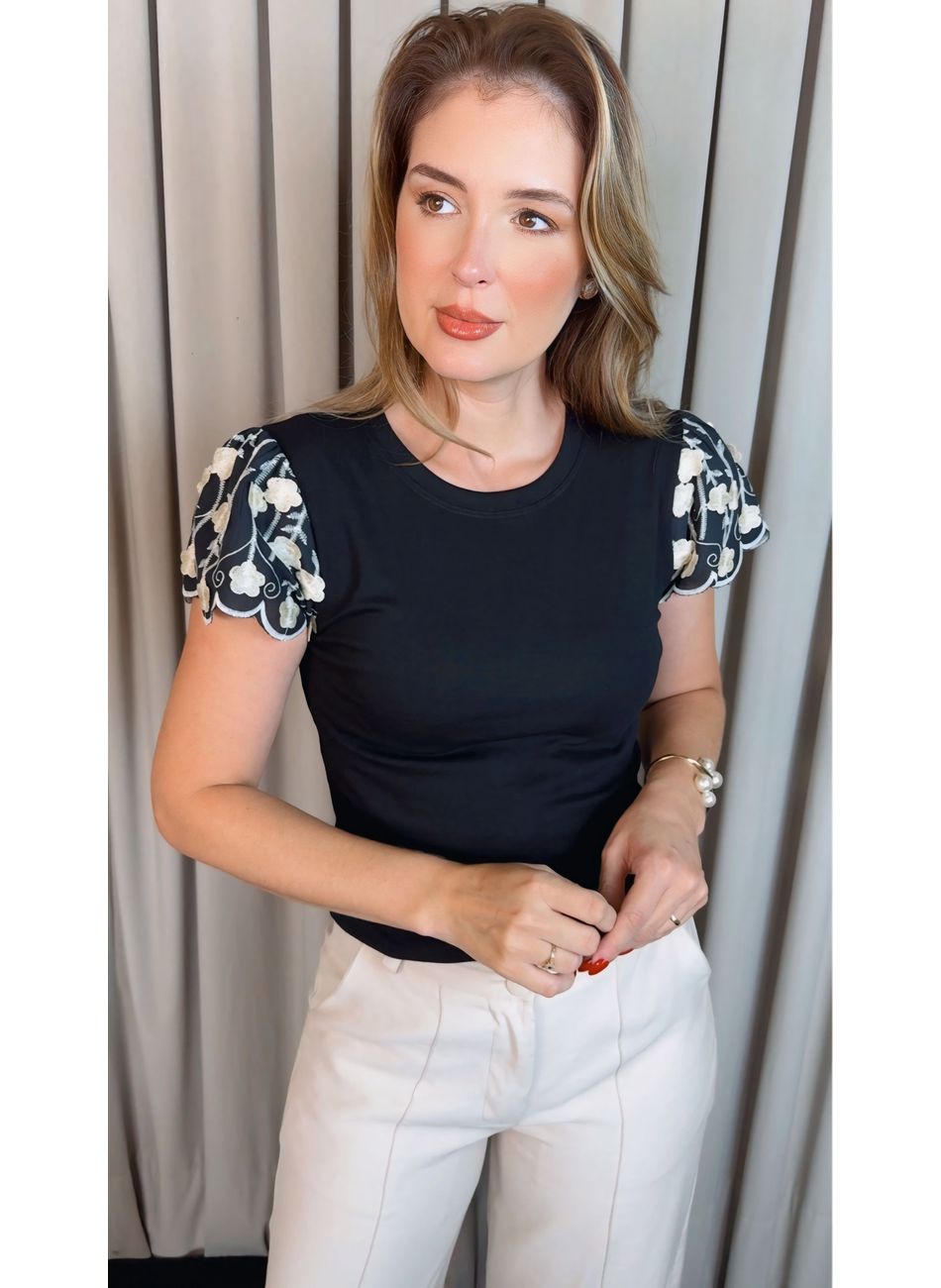 T-shirt Feminina Delicada Bordada -... - D'Menina