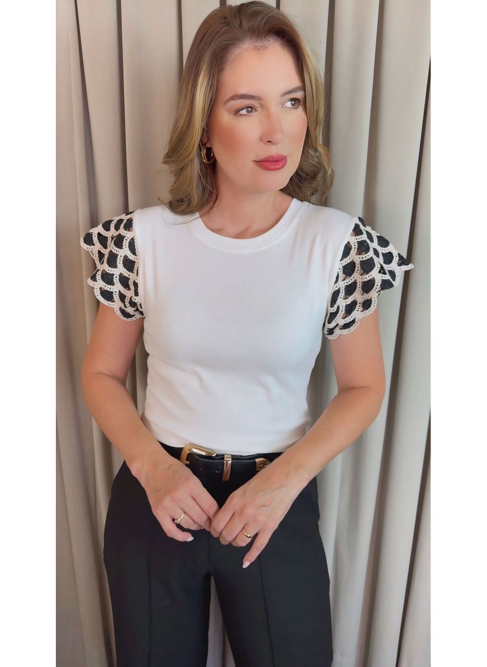 T-shirt Feminina Manga Crochê Delic... - D'Menina