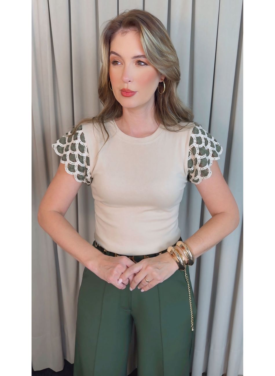 T-shirt Feminina Manga Crochê Delic... - D'Menina