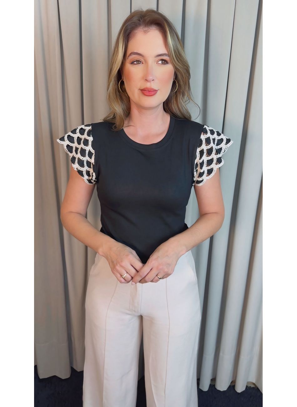 T-shirt Feminina Manga Crochê Delic... - D'Menina