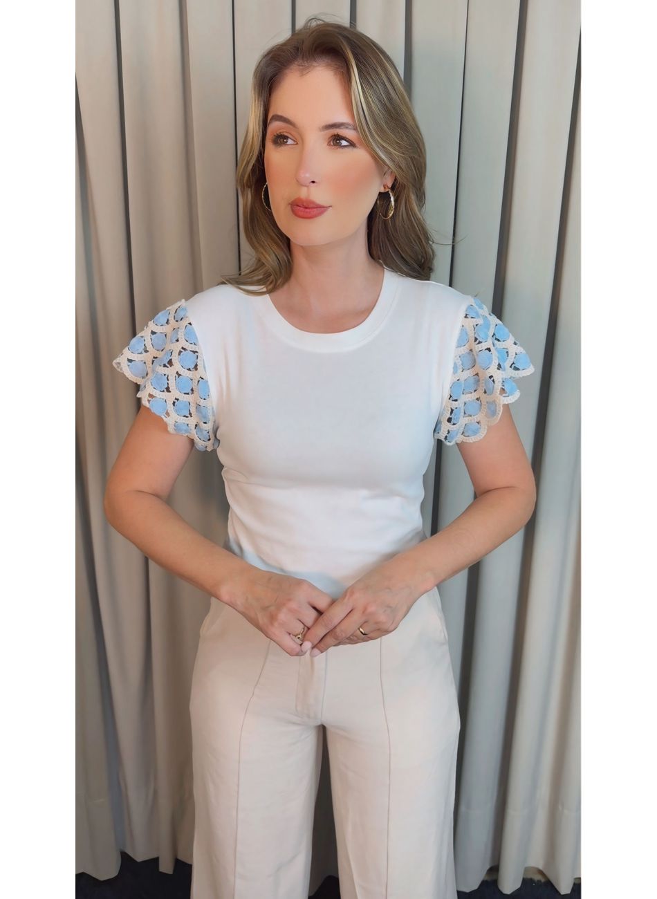 T-shirt Feminina Manga Crochê Delic... - D'Menina