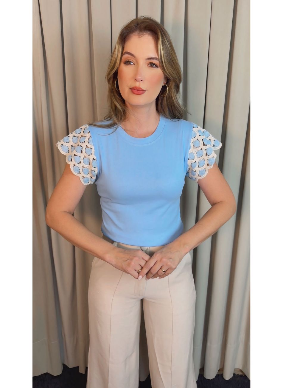 T-shirt Feminina Manga Crochê Delic... - D'Menina