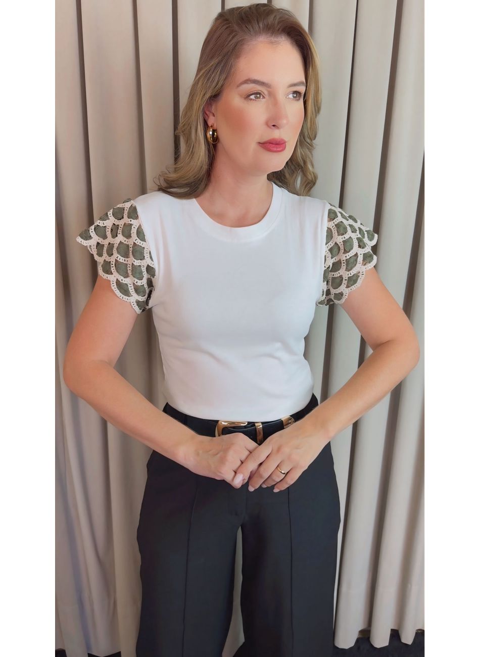 T-shirt Feminina Manga Crochê Delic... - D'Menina