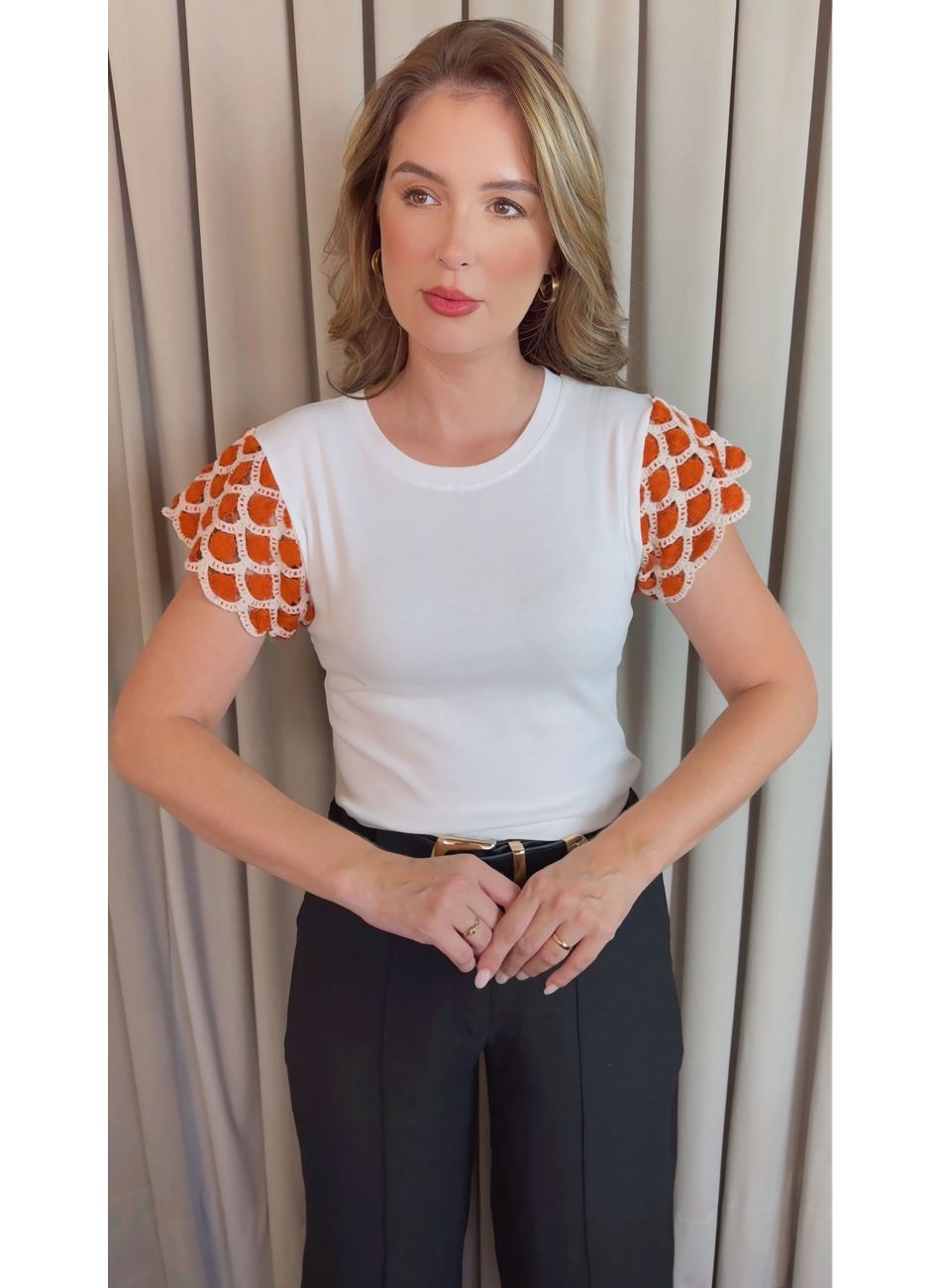 T-shirt Feminina Manga Crochê Delic... - D'Menina