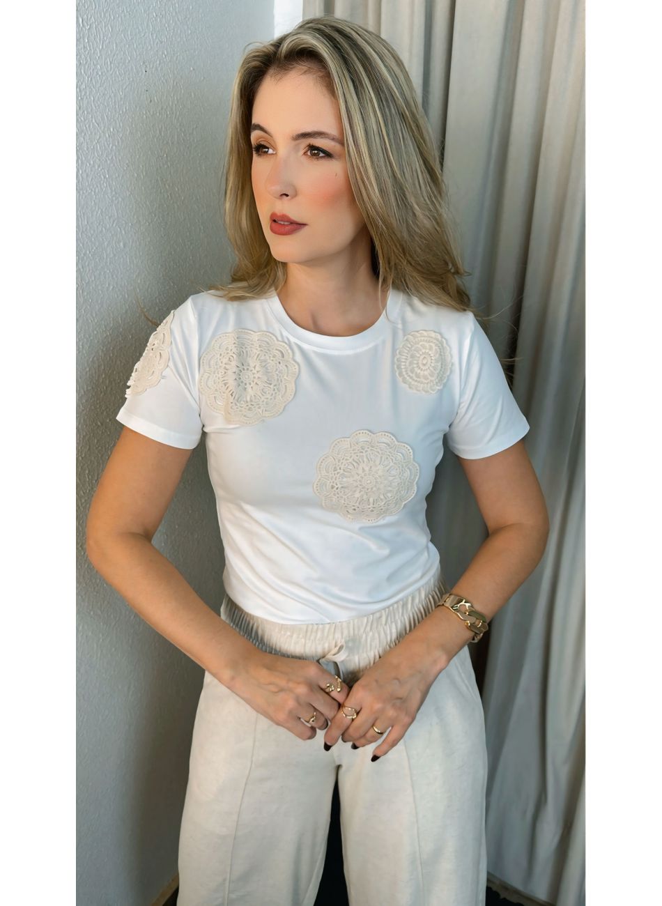 T-shirt Feminina Com Aplicação Em C... - D'Menina