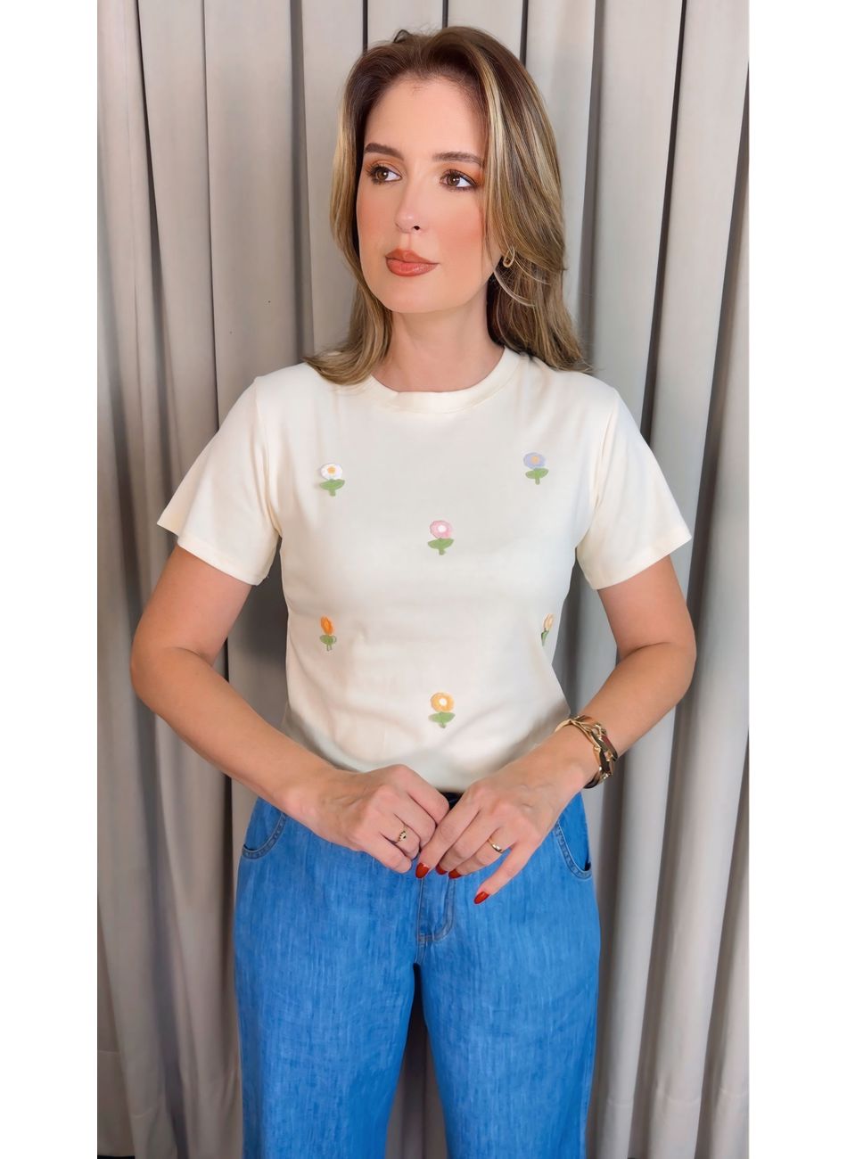 T-shirt Feminina Com Detalhe Florzi... - D'Menina