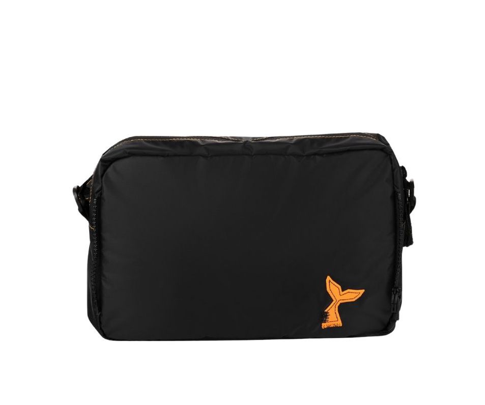 pochete jubarte preto com laranja - centelhas + maqui nóbrega 