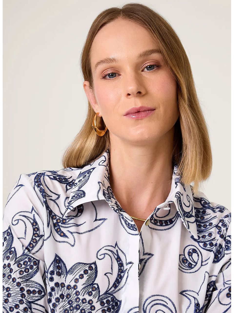 Blusa Bordada Gola Dudalina Feminina