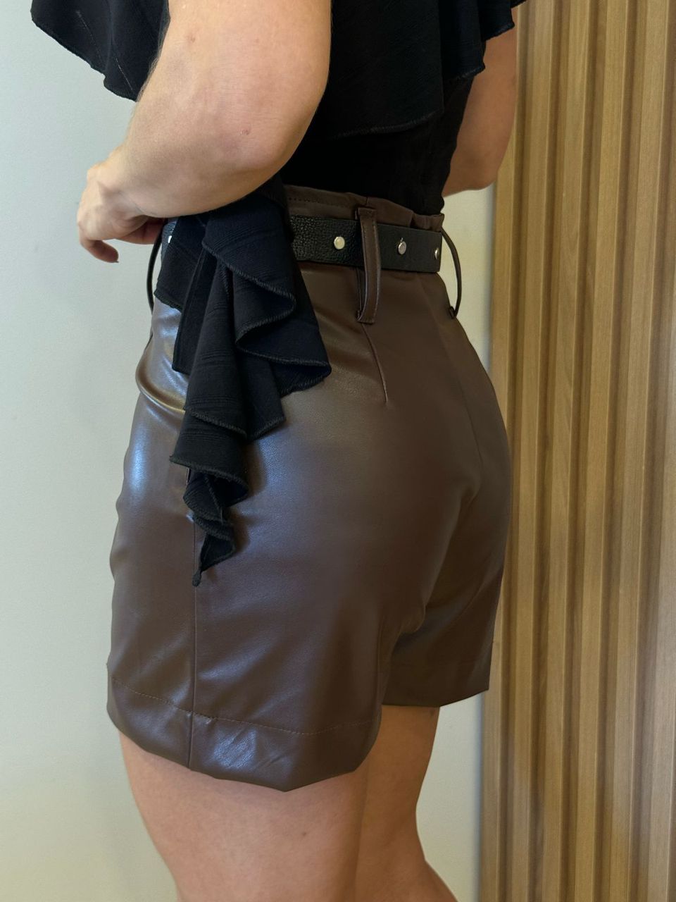 Short Em Courino Louise Marrom 