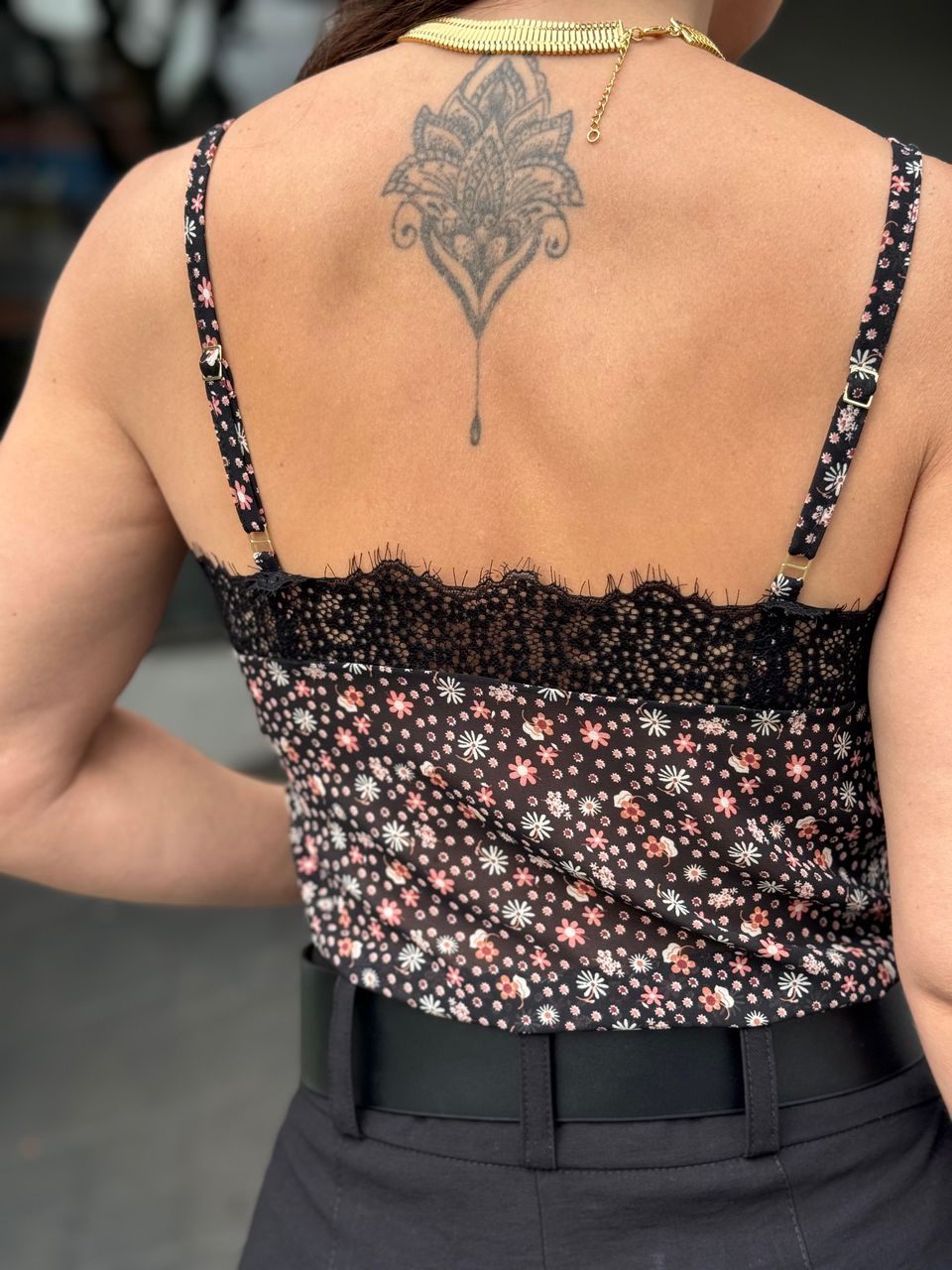 Blusa Alça com Renda Floral Preto
