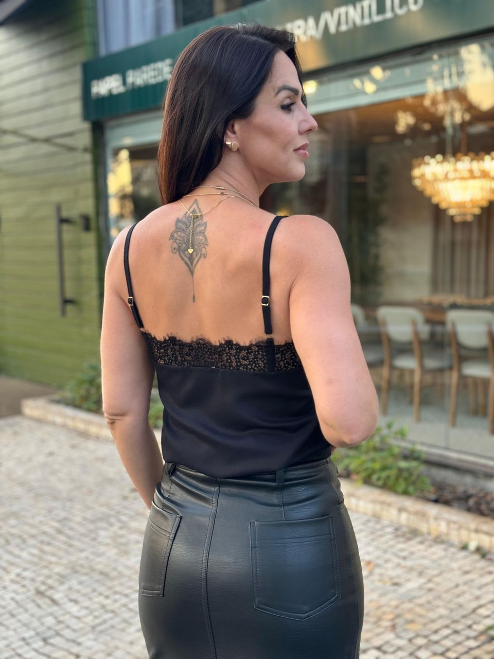 Blusa Alça com Renda Crepe de Viscose Preta