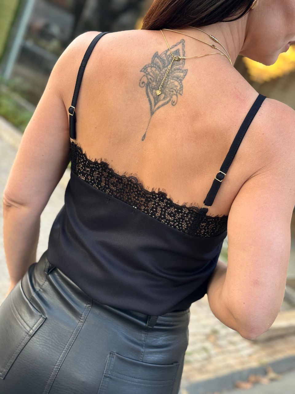 Blusa Alça com Renda Crepe de Viscose Preta
