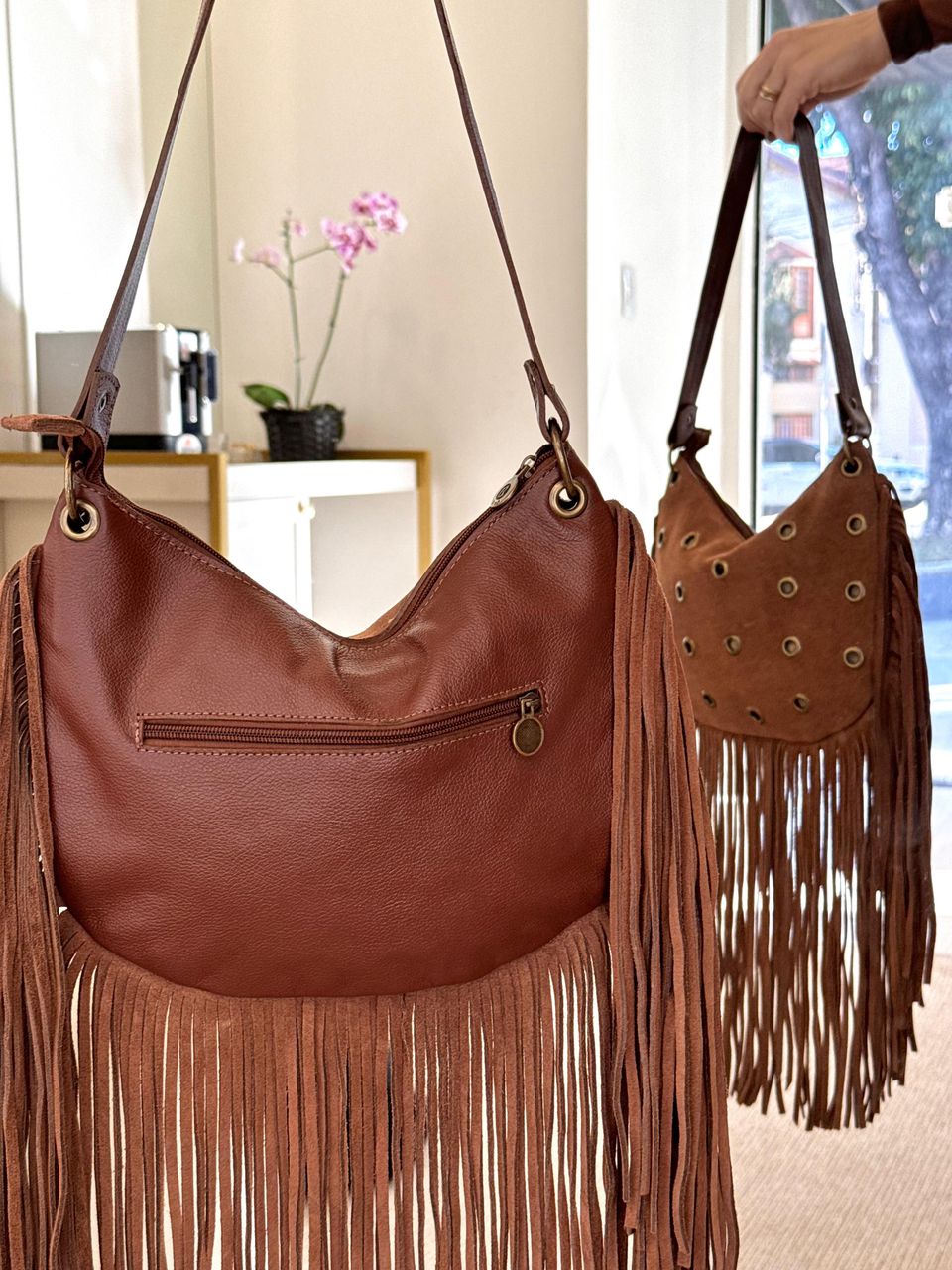 Bolsa em couro camurça com franjas Lauana