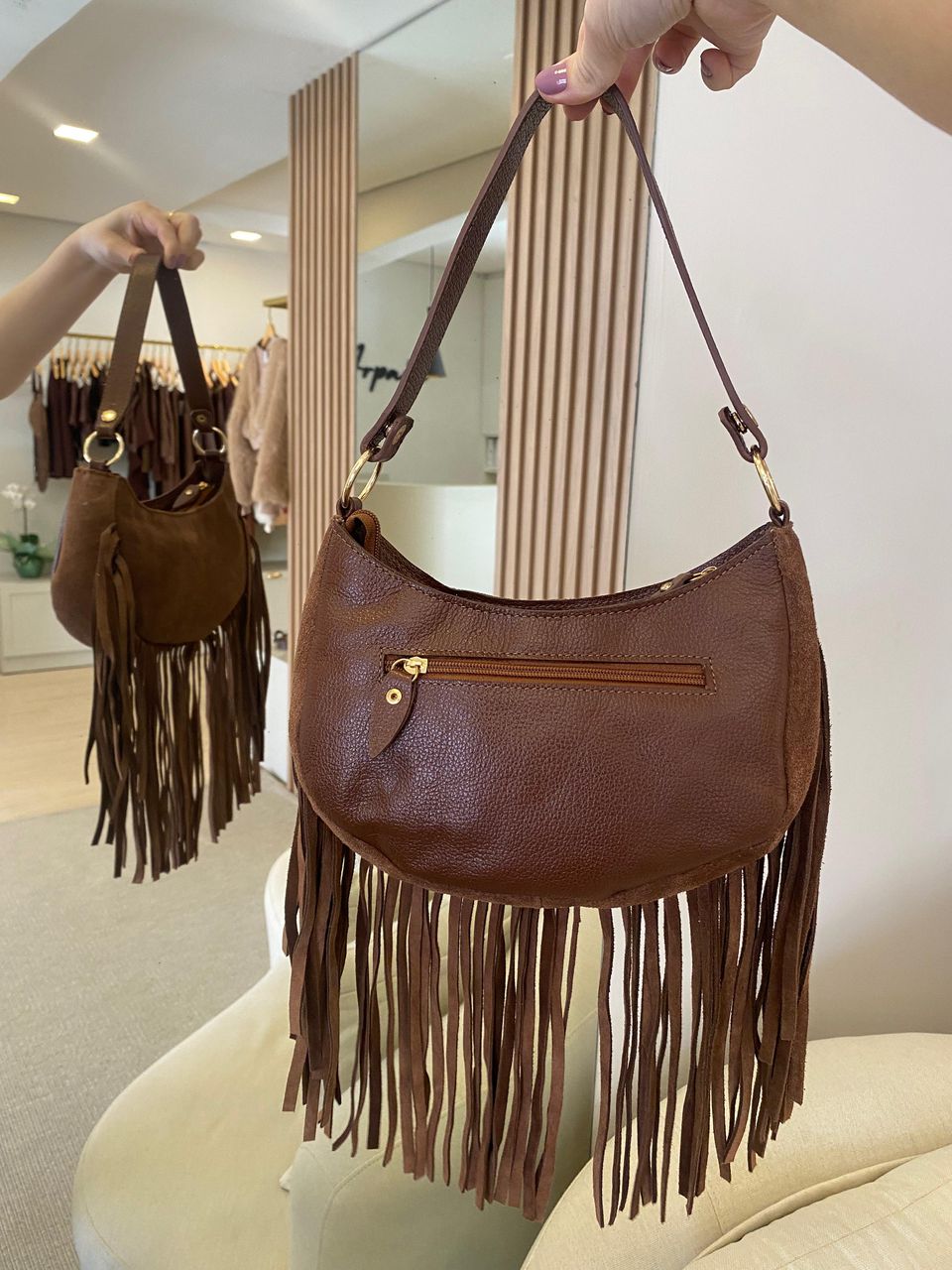Bolsa em couro camurça com franjas Thaeme