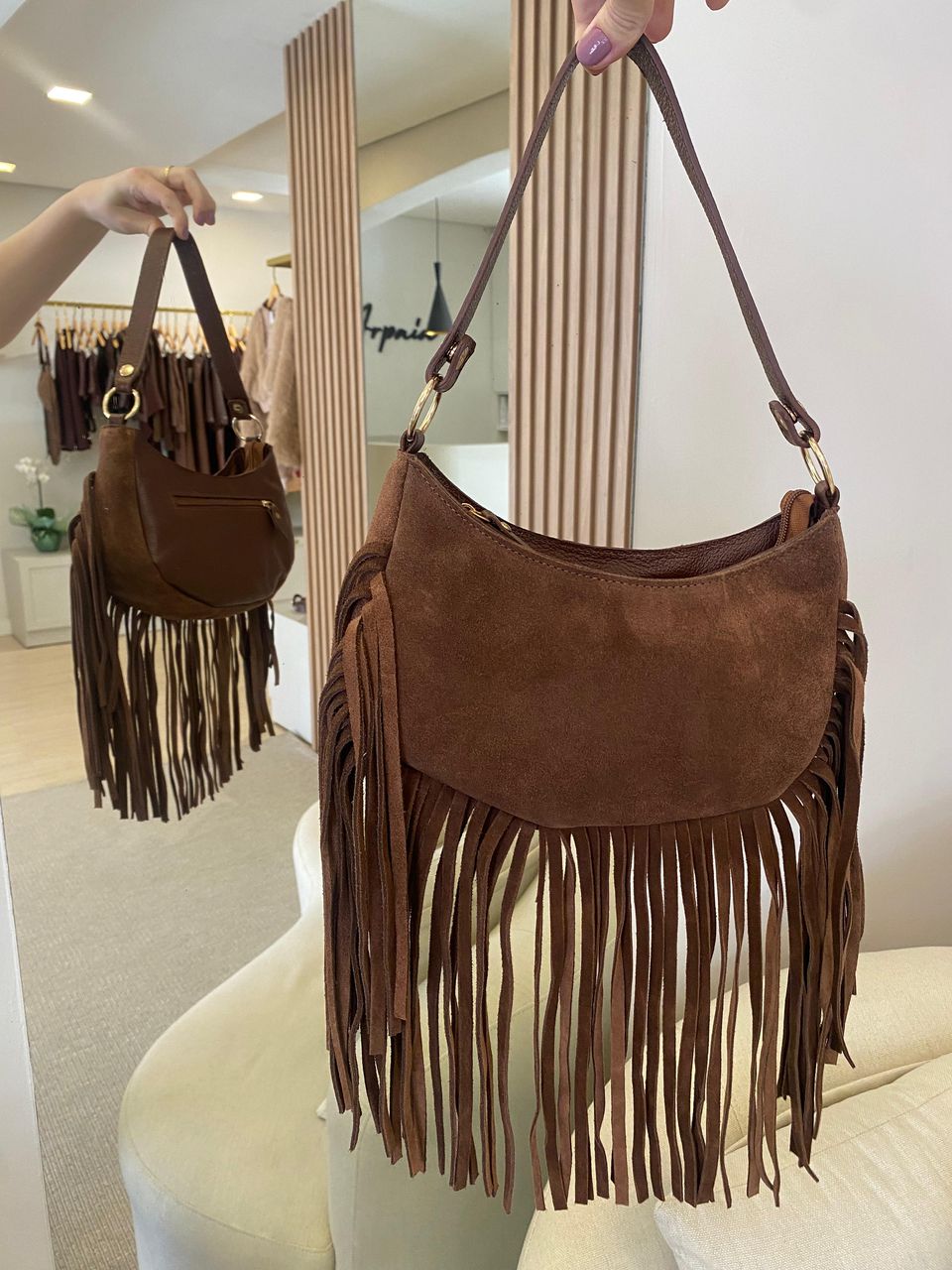 Bolsa em couro camurça com franjas Thaeme - Arpaia