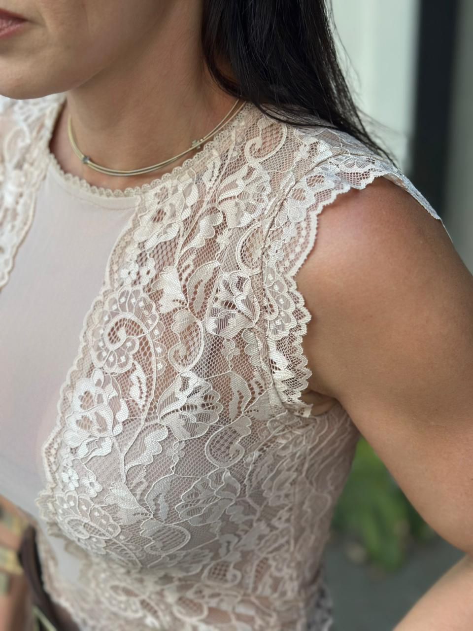 Cropped em tule e renda nude