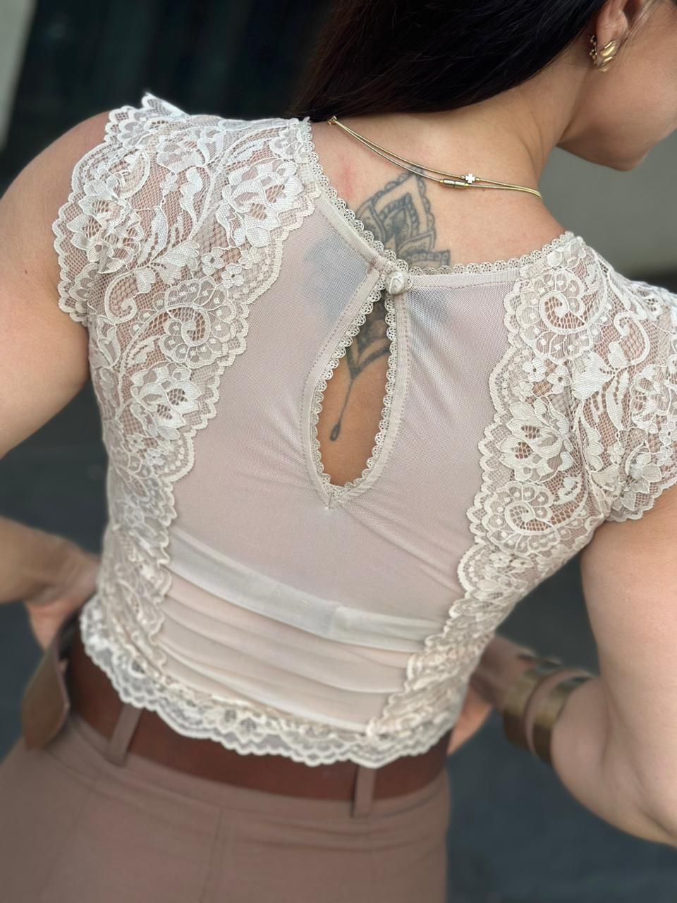 Cropped em tule e renda nude