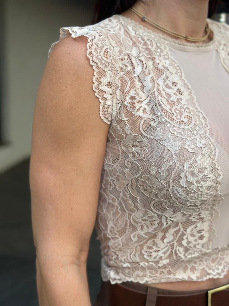 Cropped em tule e renda nude