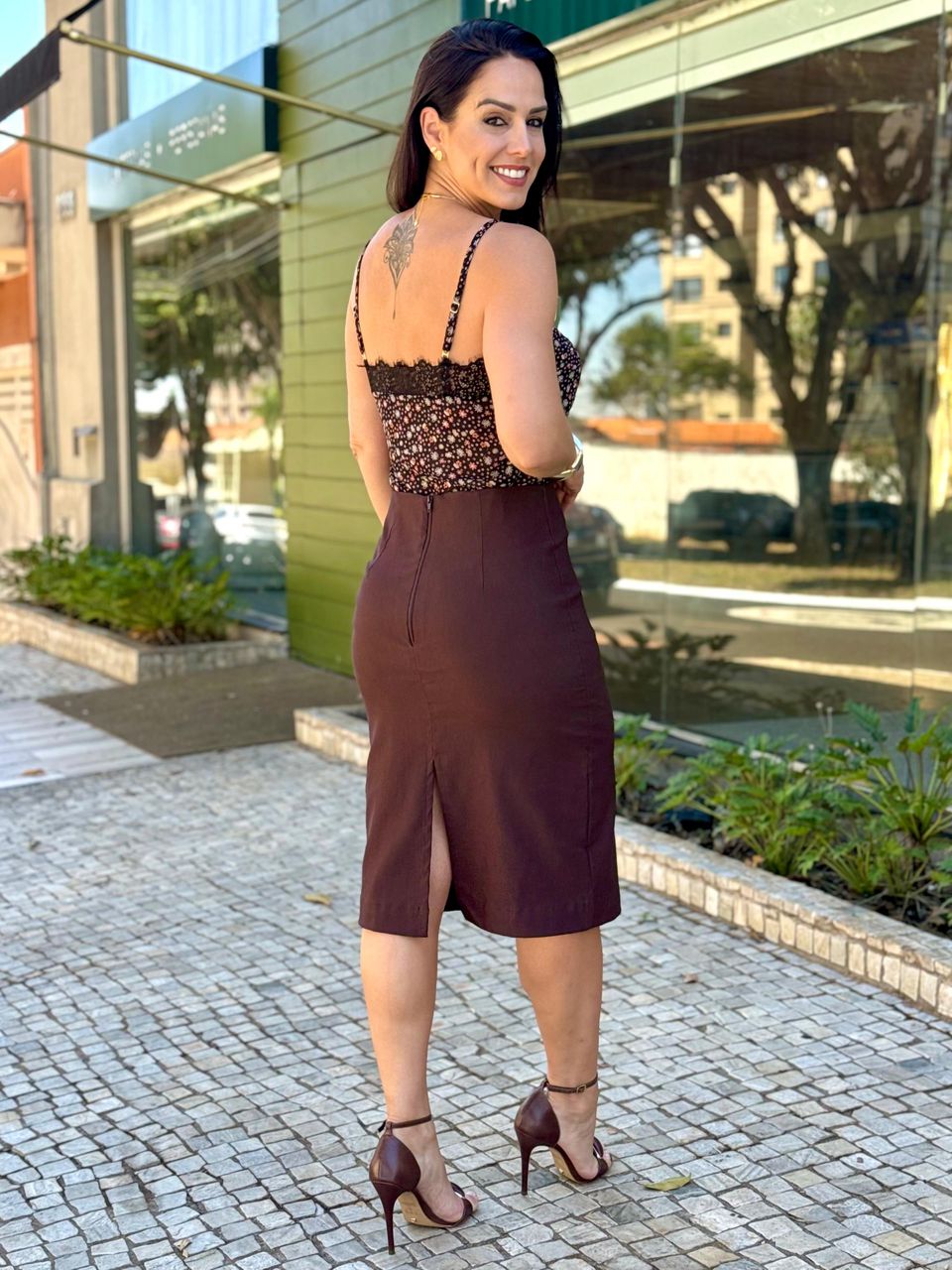 Saia Lápis Midi Alfaiataria Angelina Coffee
