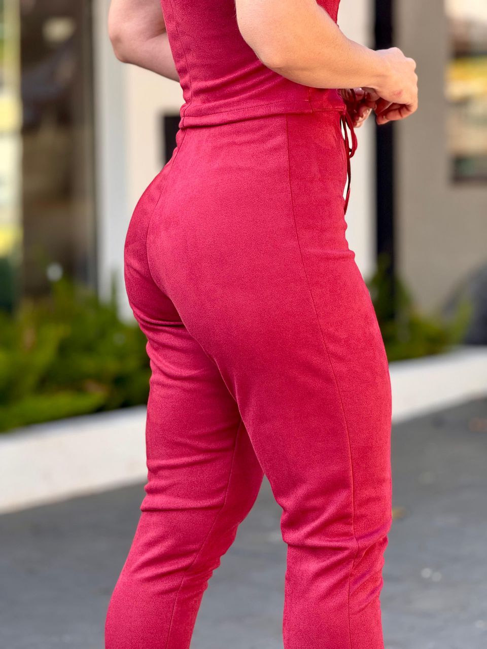 Calça Skinny Suede Elizabeth Borgonha
