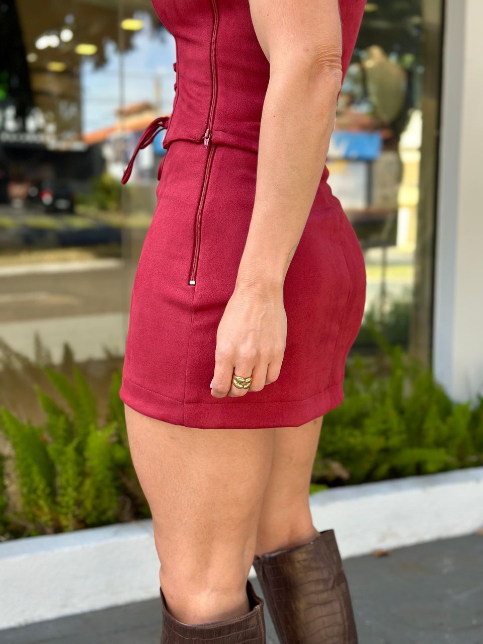 Saia Curta Suede Elizabeth Borgonha
