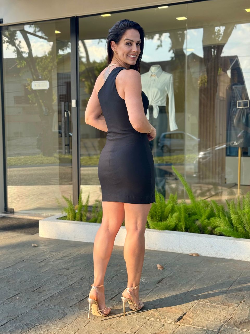Vestido Curto Nula Manga Romana Preto