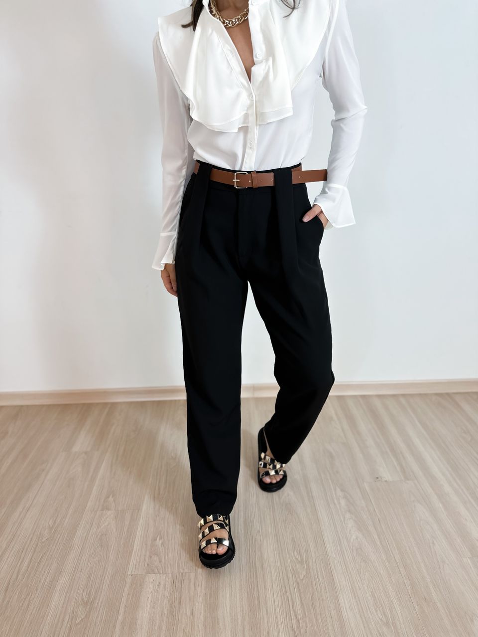 CALÇA COM CINTO ALFAIATARIA PRETA