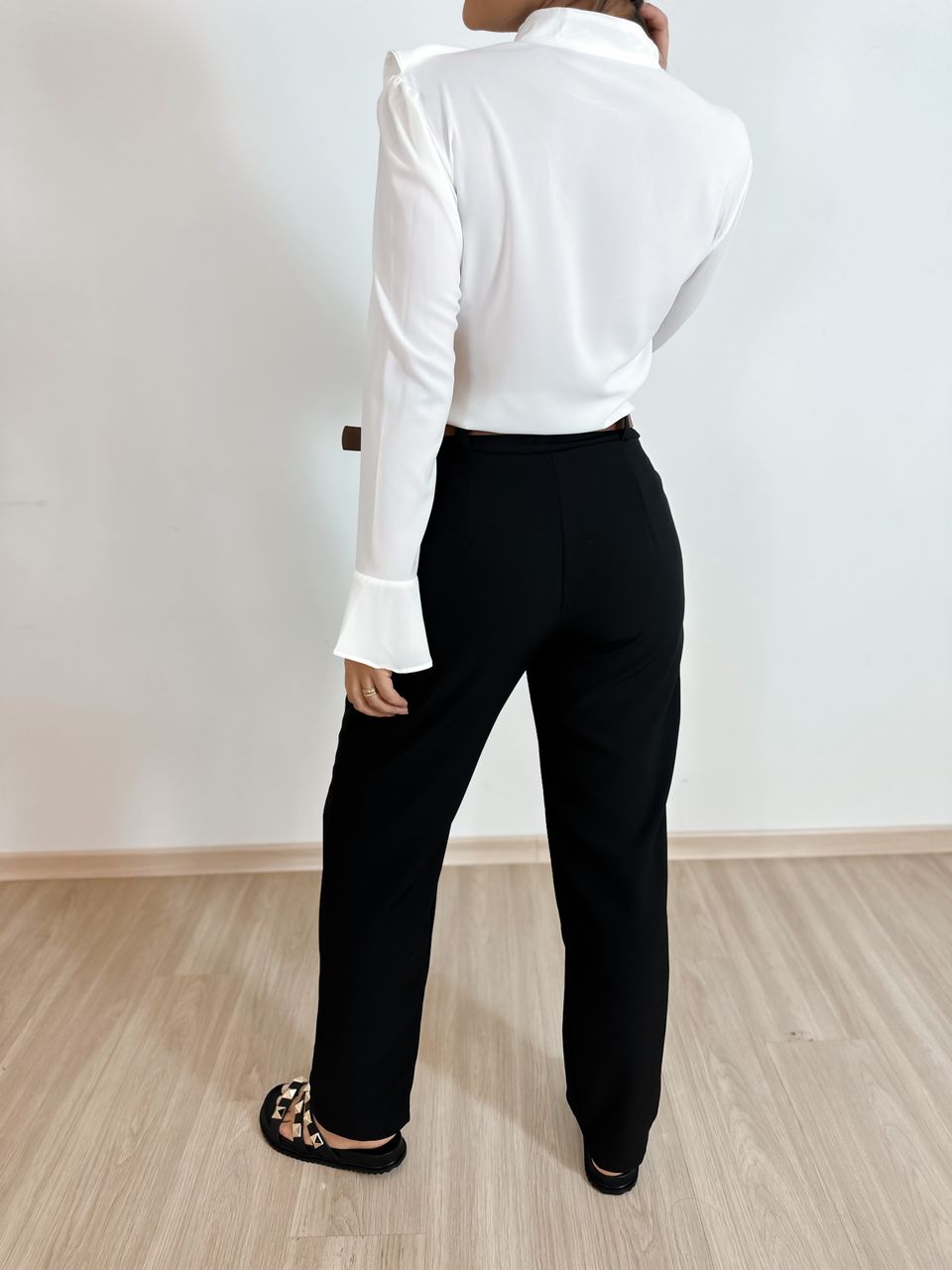 CALÇA COM CINTO ALFAIATARIA PRETA