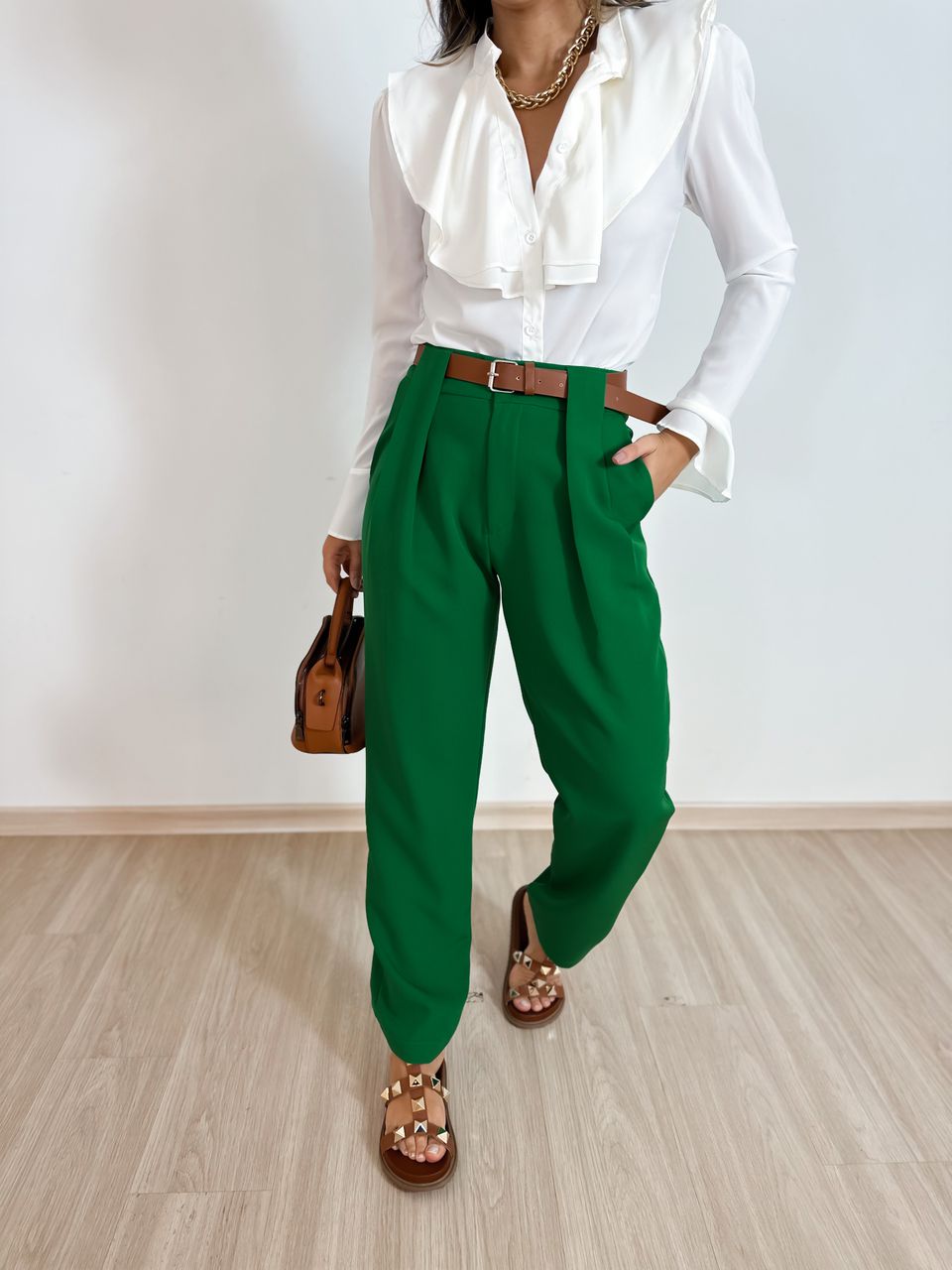 CALÇA COM CINTO ALFAIATARIA VERDE