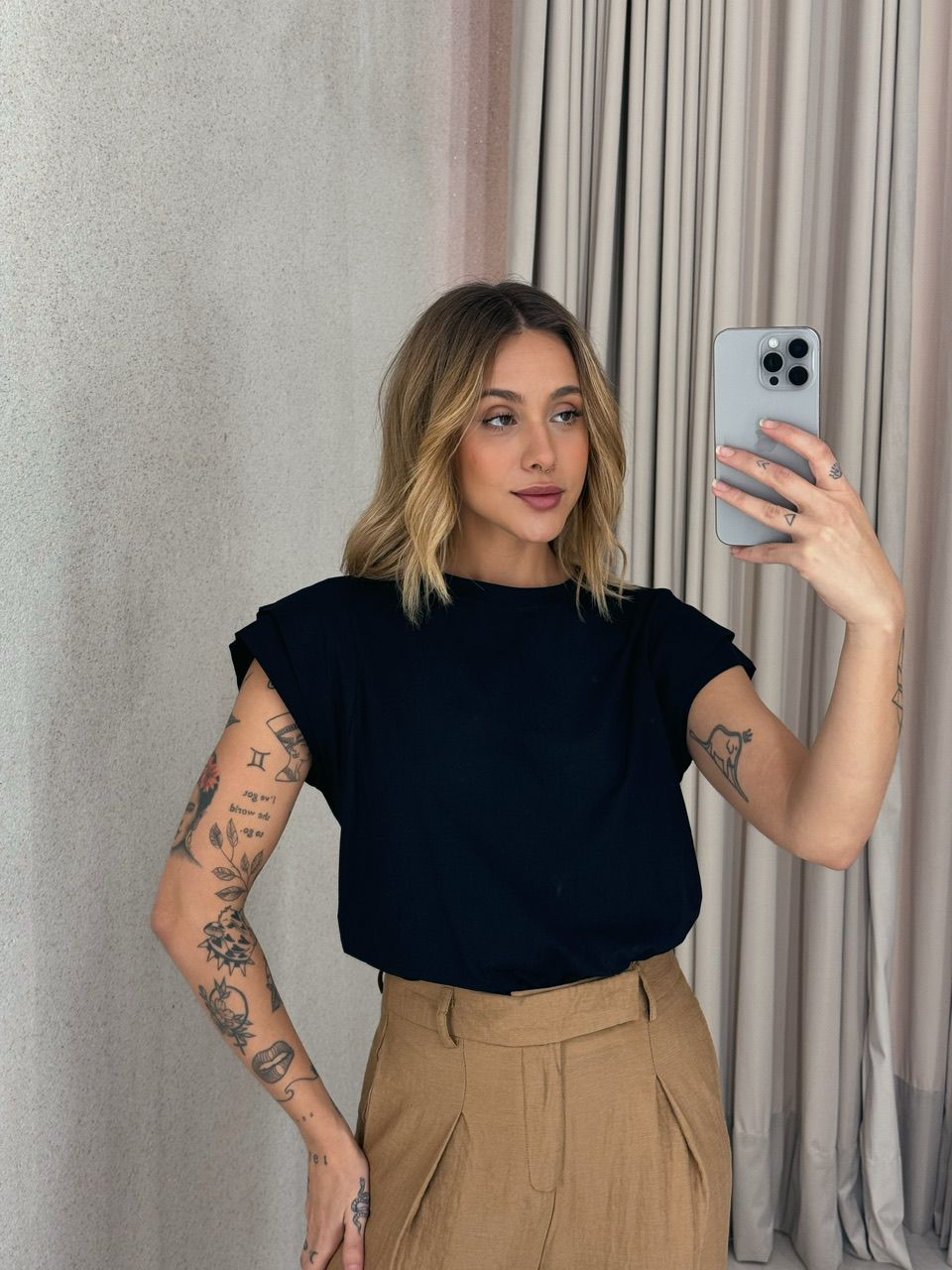 BLUSA MAYA DETALHE MANGA PRETA - 0056760033 - CAROLLA FERRARO