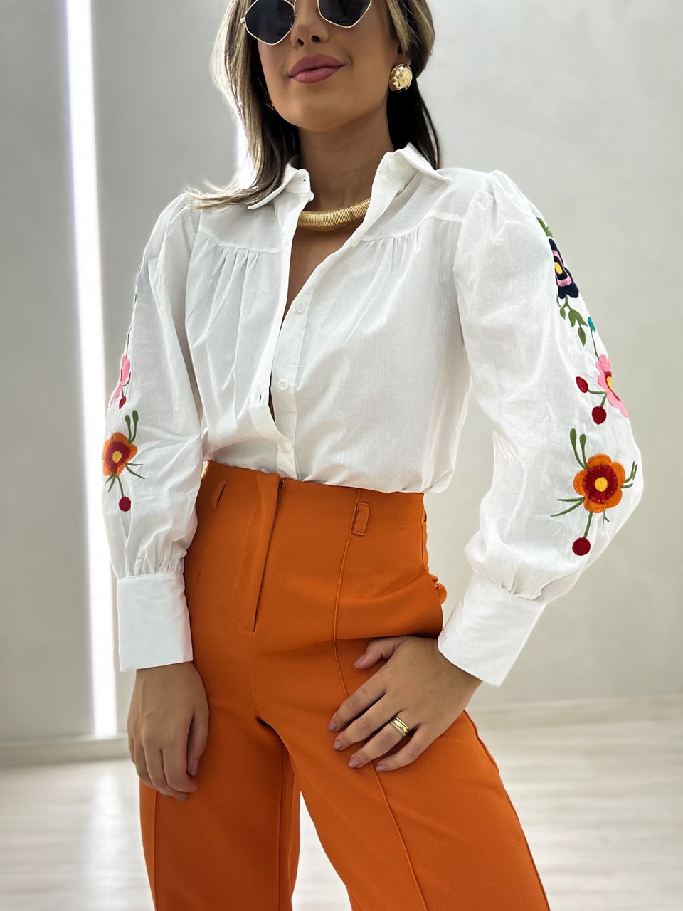 CAMISA SUSAN MANGA BORDADA OFF - 0043840048 - CAROLLA FERRARO
