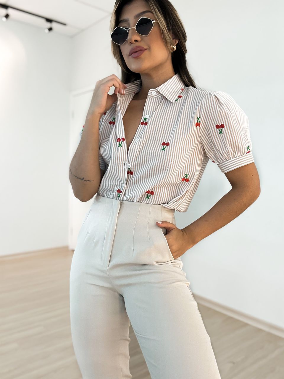 CAMISA CEREJINHA LISTRAS NUDE - 0043190049 - CAROLLA FERRARO