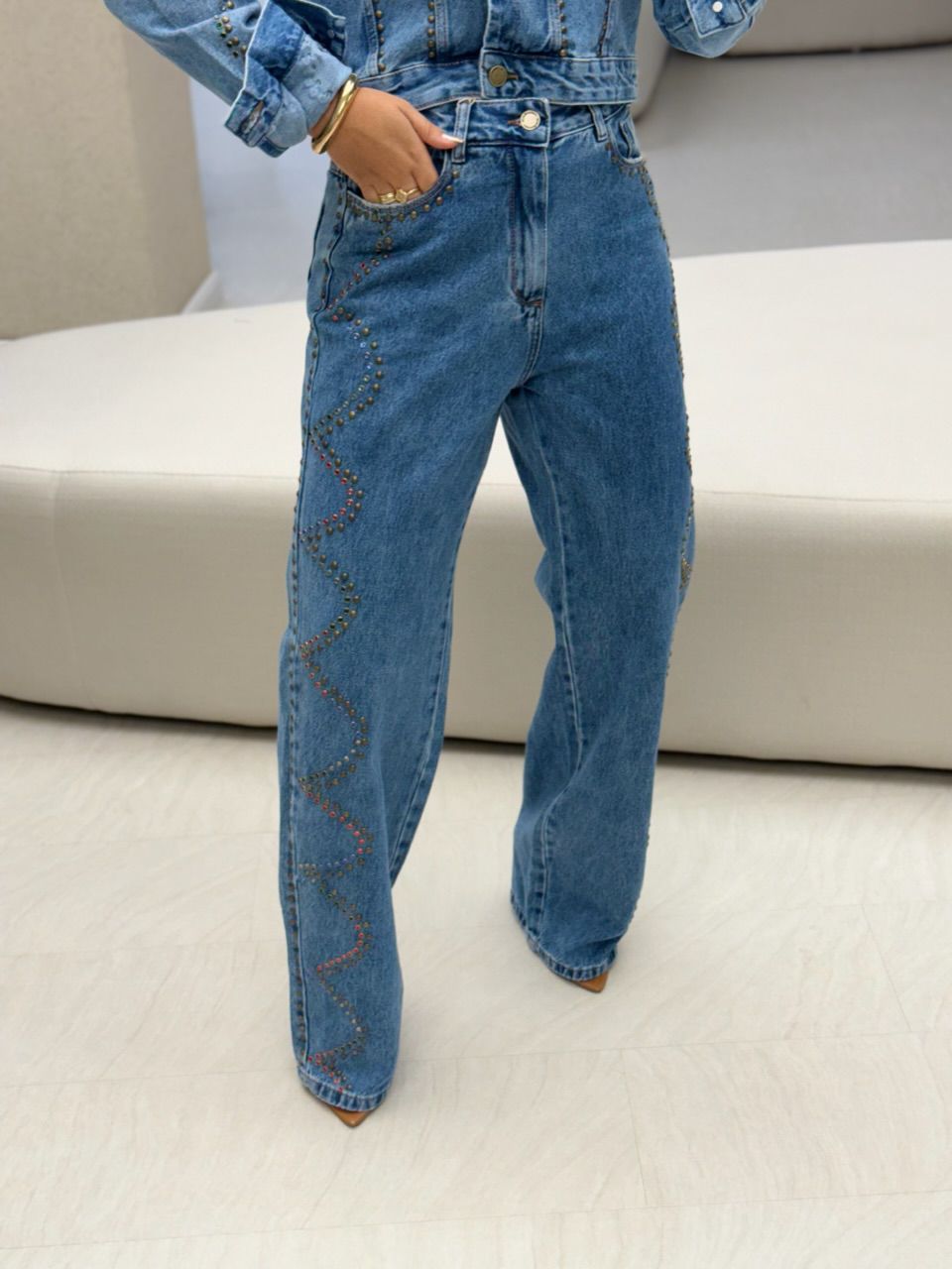 CALÇA EDILENE APLICAÇÕES JEANS MÉDIO - 0062970423... - CAROLLA FERRARO