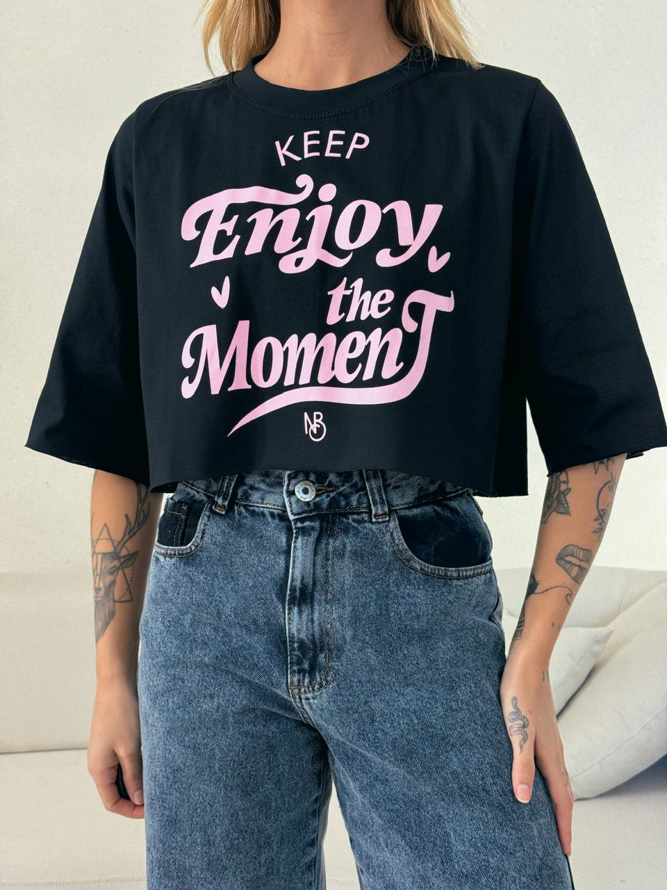 T-SHIRT ENJOY THE MOMENT PRETA 02