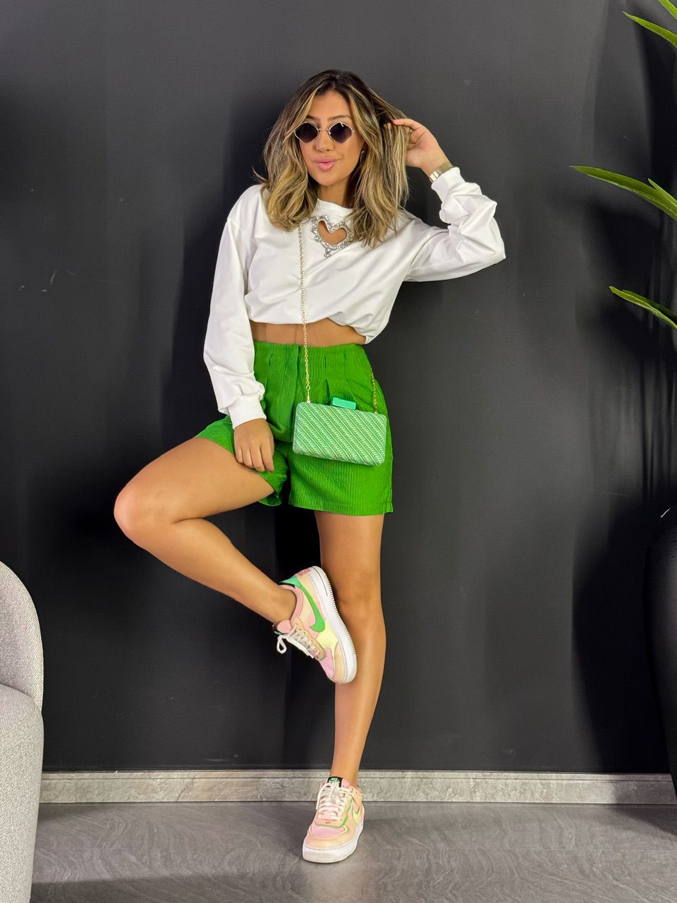 SHORT AMANDA COM CINTO VERDE