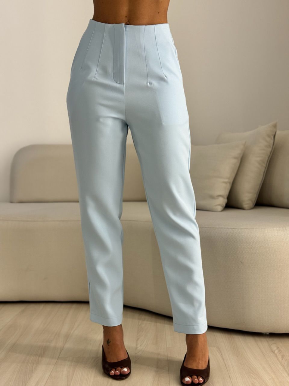 CALÇA CLARICE ALFAIATARIA BABY BLUE - 0068550365 - CAROLLA FERRARO