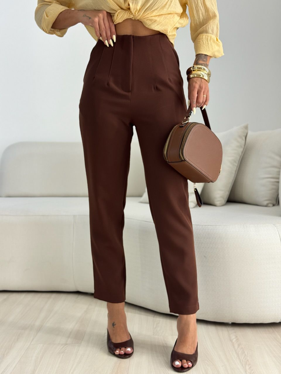 CALÇA CLARICE ALFAIATARIA MARROM - 0068550054 - CAROLLA FERRARO