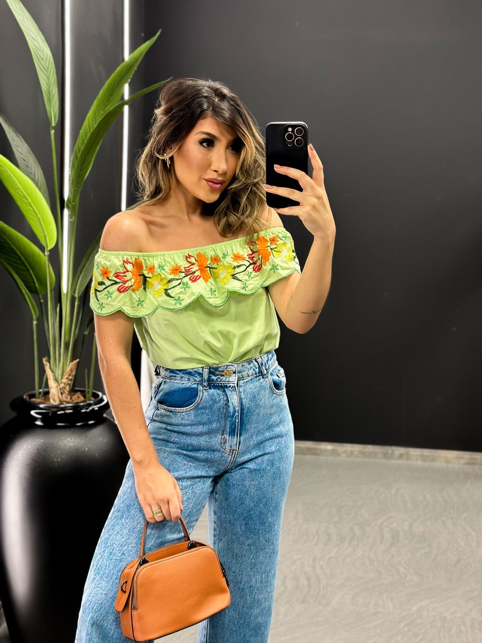 BLUSA OMBRO A OMBRO BORDADA VERDE CLARO - 00449300... - CAROLLA FERRARO