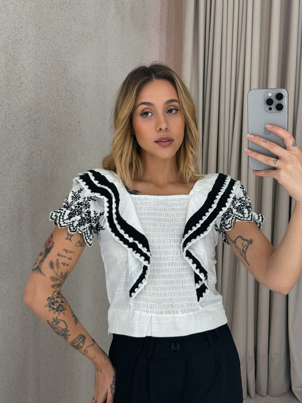 BLUSA FABIANA LASTEX BORDADA OFF