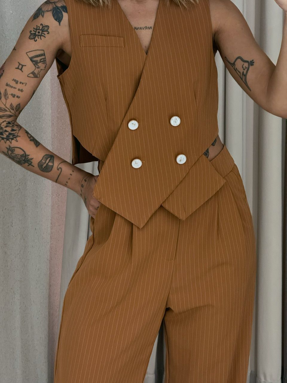 CONJUNTO ANGEL RISCA DE GIZ CARAMELO